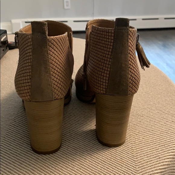 Tan boots - Picture 3 of 6